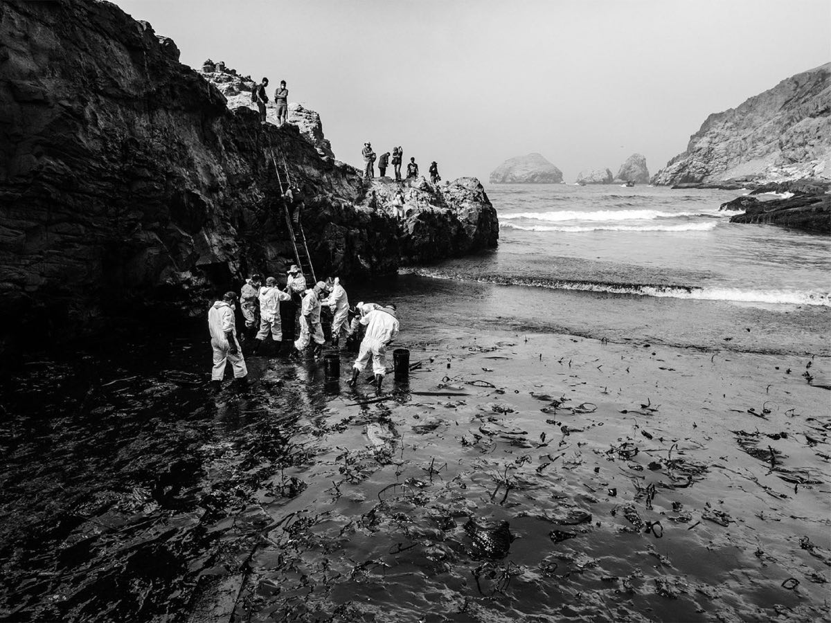 Still from Orilla Negra — oil spill on the Peruvian coast, documentary photographed by Javier Falcón